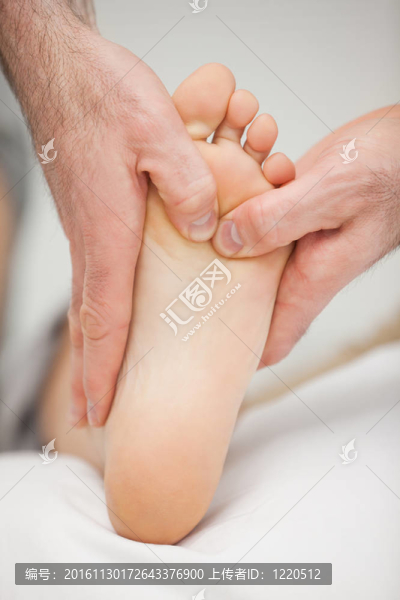手足按摩病人的腳