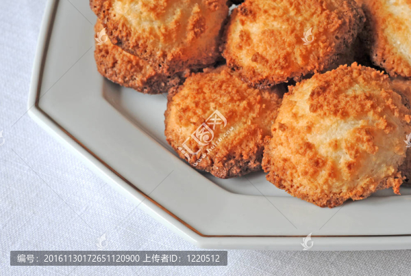 新鮮出爐的自制的椰子杏仁餅或金字塔；淺景深