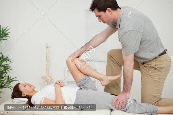 嚴(yán)肅的醫(yī)生伸展女人的腿