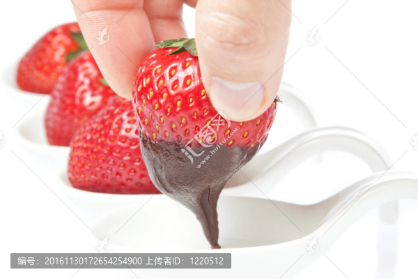 Strawberry液體巧克力。在白色背景上。