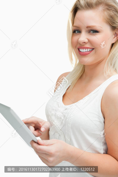 快樂的金發(fā)女郎觸摸她的平板電腦