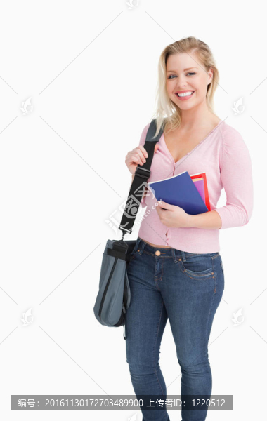 快樂(lè)的金發(fā)女人拿著筆記本