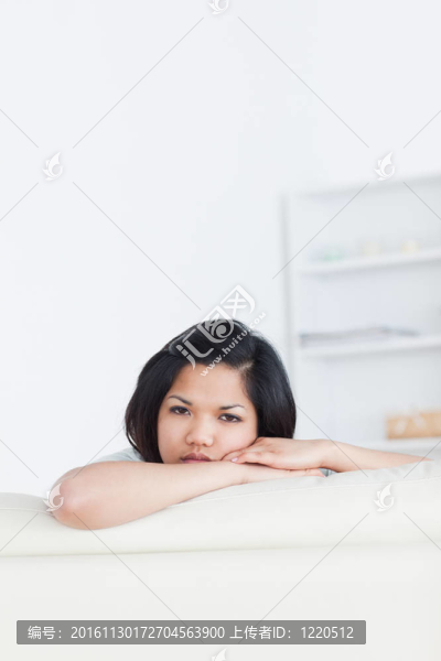 女人在沙發(fā)上休息