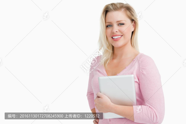 快樂的金發(fā)女人拿著她的平板電腦