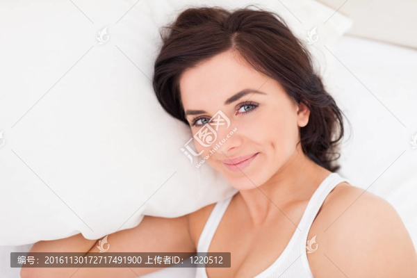 黑發(fā)女子躺在把手放在枕頭