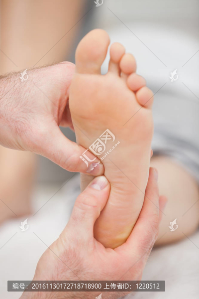 兩拇指按摩腳