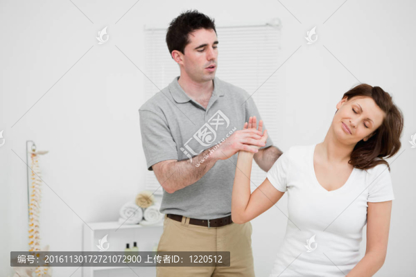 被醫(yī)生操縱的和平女人
