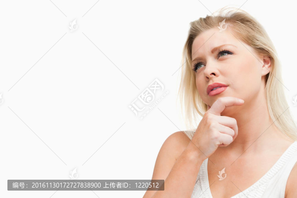 迷人的金發(fā)女人迷失在思想中