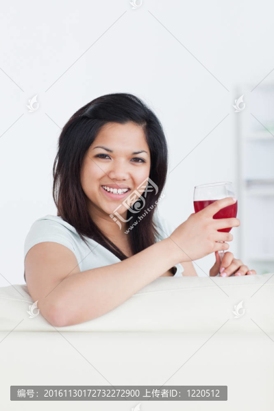 微笑的女人拿著一杯紅酒