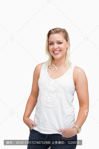 放松的金發(fā)女人把手放在口袋里