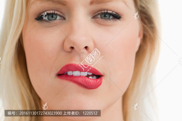魅力的金發(fā)女人咬她的嘴唇