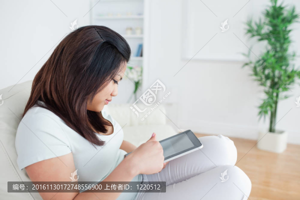 女子坐在沙發(fā)上抱著玩著觸覺