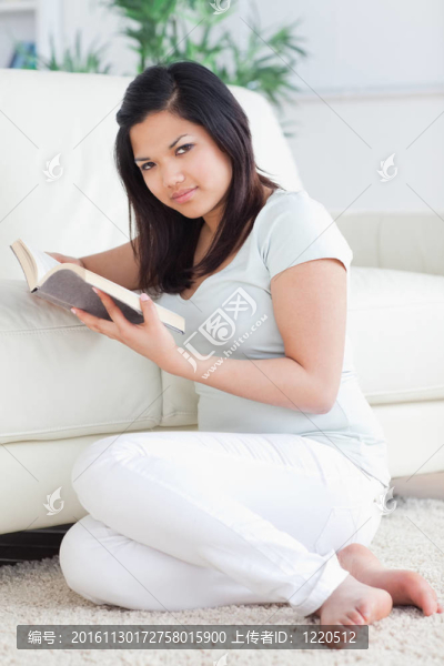 坐在沙發(fā)前看書的女人