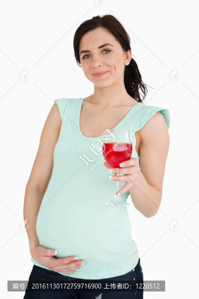懷孕的婦女抱著一個無