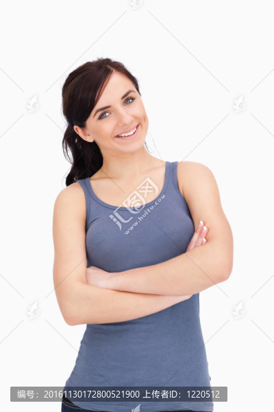 抱著折疊臂的年輕女子