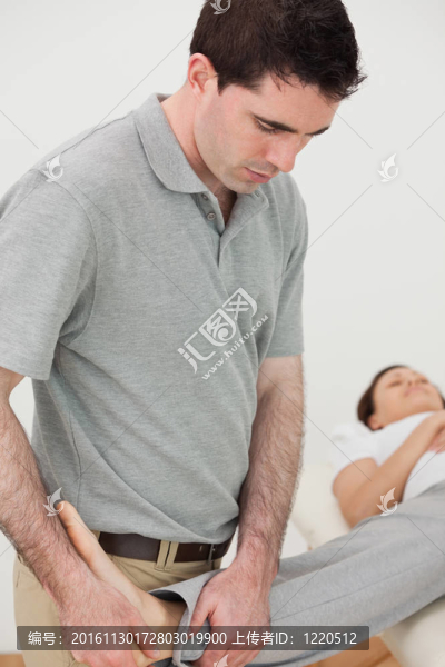 一個女人的生理伸展腿，看著她的腳
