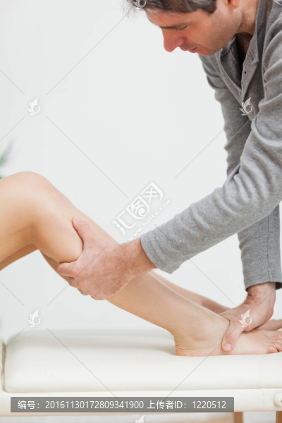 醫(yī)生拿著一個病人嚴重小腿