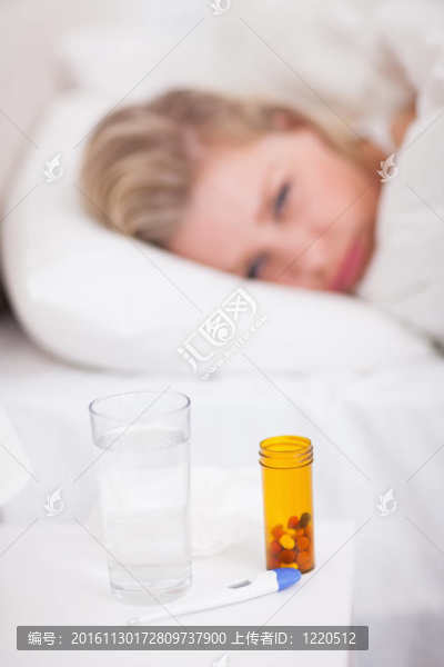 桌旁的藥品和溫度計