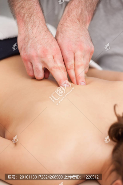 整骨按摩她的后背中間一個女人