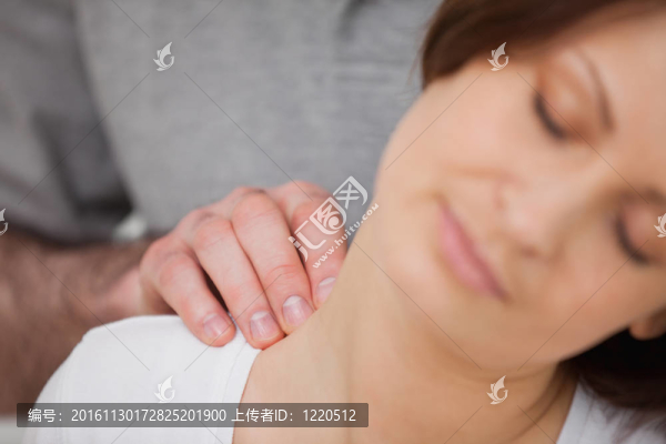 靠近一個(gè)女人被一個(gè)理療按摩