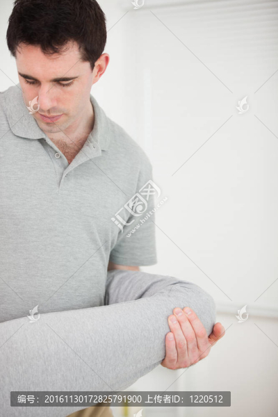 黑發(fā)理療師伸出腳