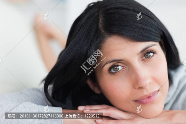 當(dāng)她抱著頭時(shí)，女人交叉雙臂