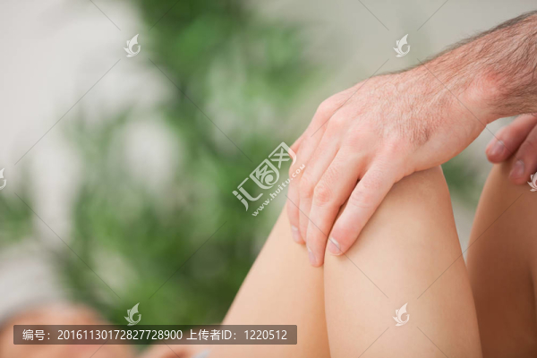 由一個(gè)醫(yī)生舉行的腿
