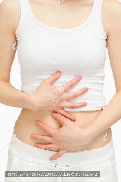 女人摸她的肚子