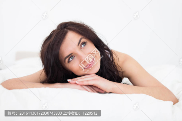 和平的黑發(fā)女子躺在她的床