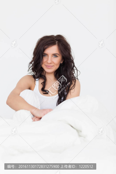 安靜的女人坐在床上醒來