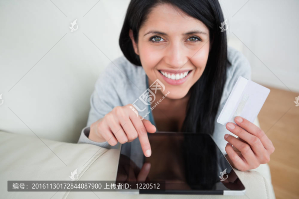 有觸覺藥片和信用卡的女人