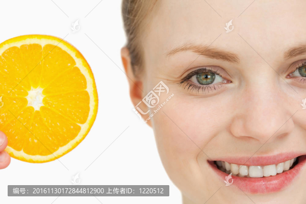 一個女人展示一個橙色的切片