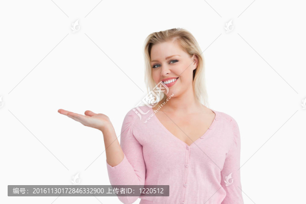 金發(fā)女人把她的手掌心向上
