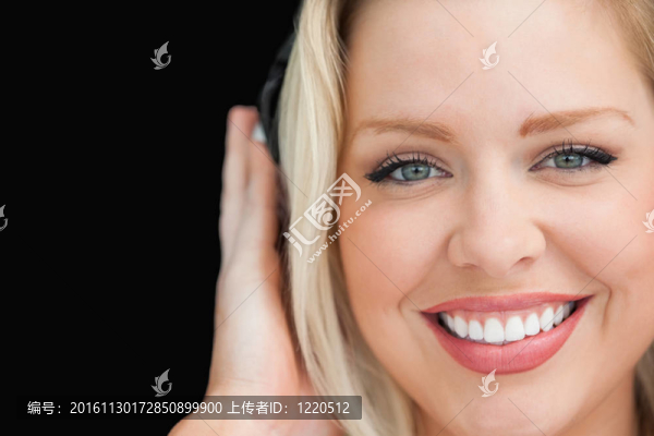 金發(fā)女子在聽音樂時閉上眼睛