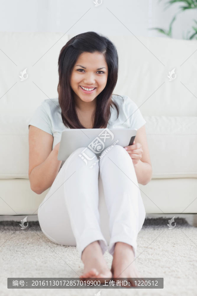 女人微笑著玩著觸摸片
