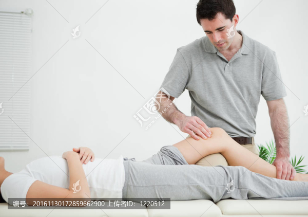 女子躺在她的背上，按摩