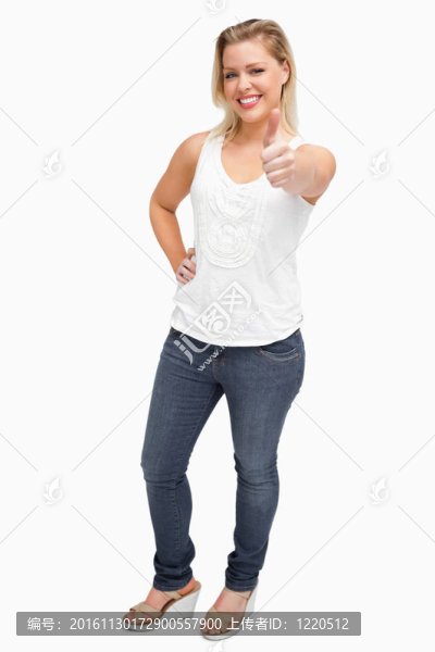 開(kāi)朗的金發(fā)女郎露出大拇指