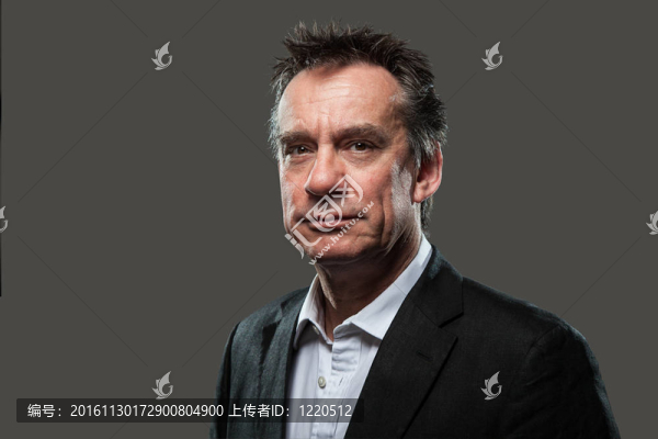 英俊的微笑的商人在西裝