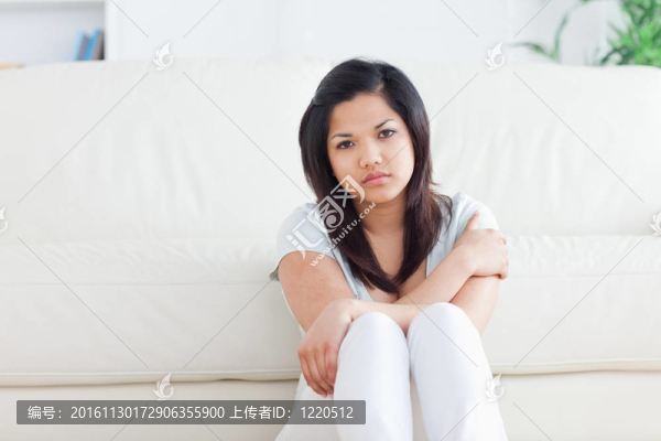 坐在沙發(fā)前的女人