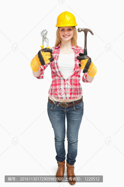 女人戴著安全帽，拿著工具