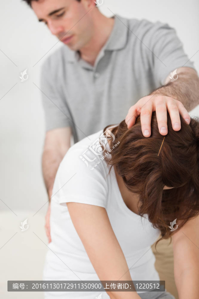 醫(yī)生檢查病人的背部