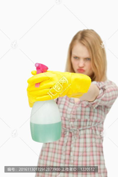 抱著一個噴霧瓶的年輕女人