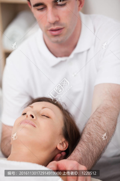 物理治療師操縱病人的脖子