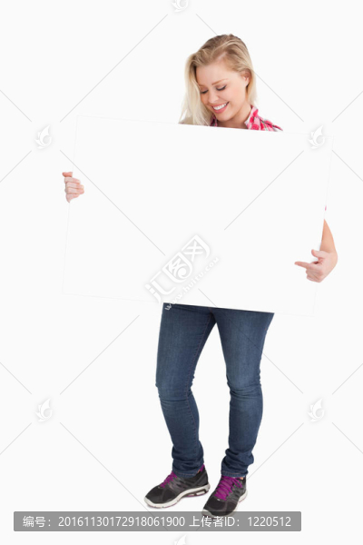 微笑的金發(fā)女人指著一個空白的標(biāo)志