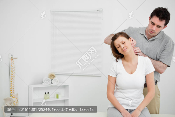 醫(yī)生站著檢查病人的脖子
