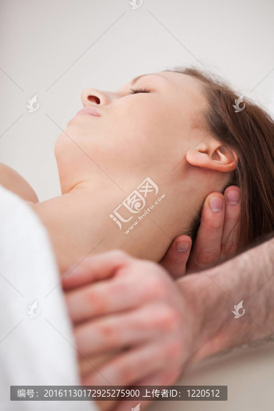 靠近女人為操縱一個治療師的脖子