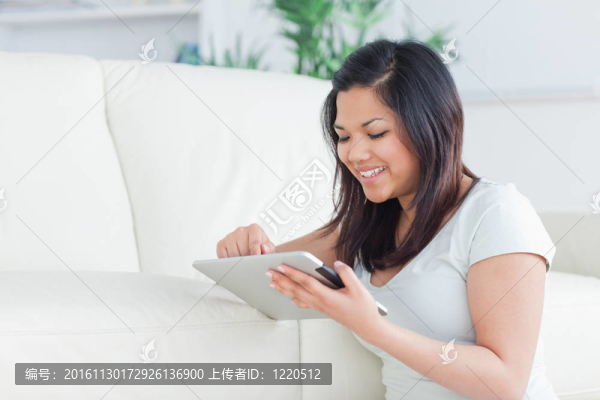 微笑女子玩觸覺片