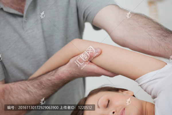 醫(yī)生拿著女人的手在按摩她的身體