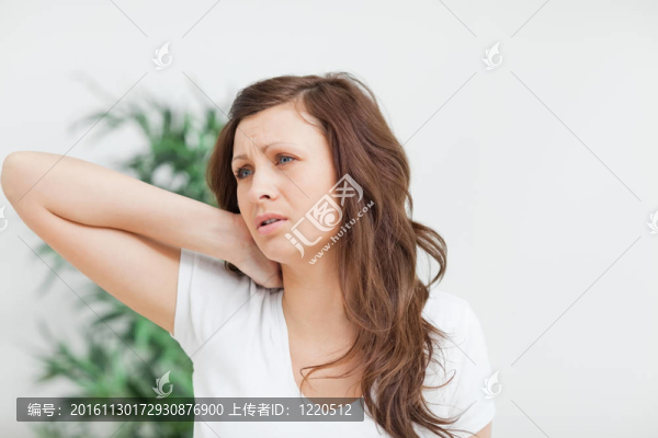 女人把她的手放在她的脖子上
