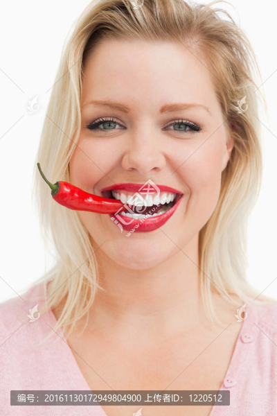 快樂的金發(fā)女人咬辣椒